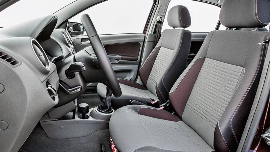 Bancos garantem bom apoio lateral | <a href="https://quatrorodas.abril.com.br/carros/comparativos/ka-x-prisma-x-voyage-x-grand-siena-806201.shtml" target="_blank" rel="migration">Leia mais</a>