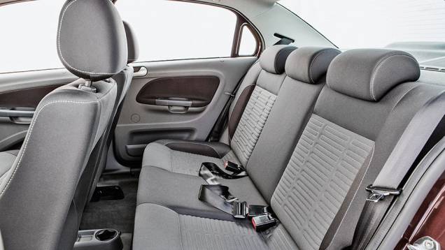 Cintos de três pontos? Só nas pontas | <a href="https://quatrorodas.abril.com.br/carros/comparativos/ka-x-prisma-x-voyage-x-grand-siena-806201.shtml" target="_blank" rel="migration">Leia mais</a> Cintos de três pontos? Só nas pontas | <a href="https://quatrorodas.abril.com.br/carros/comparativos/ka-x-prisma-x-voyage-x-grand-siena-806201.shtml" target="_blank" rel="migration">Leia mais</a>