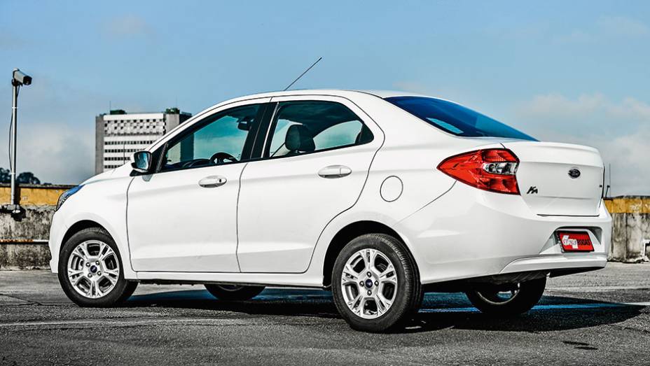 Rodas têm 15 polegadas | <a href="https://quatrorodas.abril.com.br/carros/comparativos/ka-x-prisma-x-voyage-x-grand-siena-806201.shtml" target="_blank" rel="migration">Leia mais</a>