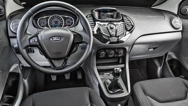 Ford Ka+ compartilha volante, sistemas e instrumentos com o New Fiesta | <a href="https://quatrorodas.abril.com.br/carros/comparativos/ka-x-prisma-x-voyage-x-grand-siena-806201.shtml" target="_blank" rel="migration">Leia mais</a>