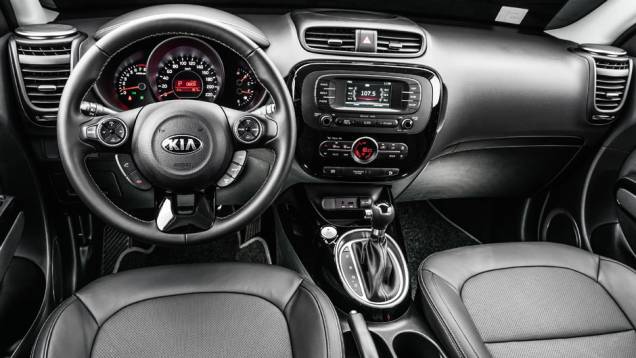 Interior ganhou sofisticação e novos equipamentos | <a href="https://quatrorodas.abril.com.br/carros/testes/kia-soul-ed-9-2014-802652.shtml" target="_blank" rel="migration">Leia mais</a>