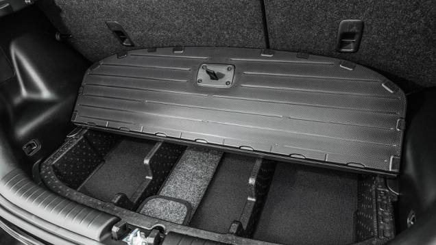 Assoalho do bagageiro esconde nichos para objetos | <a href="http://quatrorodas.abril.com.br/carros/testes/kia-soul-ed-9-2014-802652.shtml" target="_blank" rel="migration">Leia mais</a>