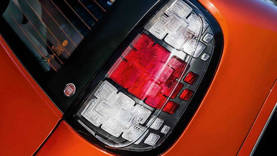 As lentes s&atilde;o novas, mas a forma das lanternas n&atilde;o mudou | <a href="https://quatrorodas.abril.com.br/carros/impressoes/fiat-uno-evolution-1-4-802577.shtml" target="_blank" rel="migration">Leia mais</a>