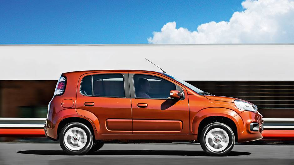Uno traz novas cores em tons de branco, azul, verde e laranja | <a href="https://quatrorodas.abril.com.br/carros/impressoes/fiat-uno-evolution-1-4-802577.shtml" target="_blank" rel="migration">Leia mais</a>
