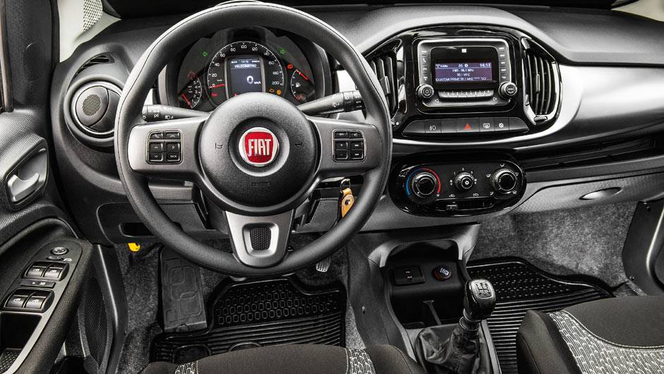 O painel foi inteiramente redesenhado. Volante tem fei&ccedil;&otilde;es da linha-irm&atilde; Jeep | <a href="https://quatrorodas.abril.com.br/carros/impressoes/fiat-uno-evolution-1-4-802577.shtml" target="_blank" rel="migration">Leia mais</a>