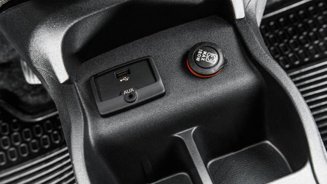 Console tem entradas auxiliar e USB | <a href="https://quatrorodas.abril.com.br/carros/impressoes/fiat-uno-evolution-1-4-802577.shtml" target="_blank" rel="migration">Leia mais</a> Console tem entradas auxiliar e USB | <a href="https://quatrorodas.abril.com.br/carros/impressoes/fiat-uno-evolution-1-4-802577.shtml" target="_blank" rel="migration">Leia mais</a>