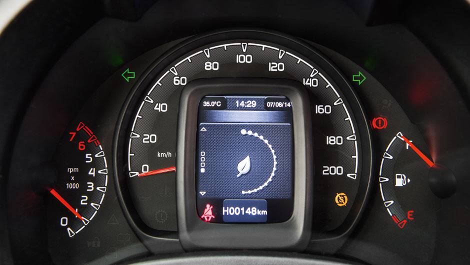 LCD exibe informa&ccedil;&otilde;es no centro do veloc&iacute;metro | <a href="https://quatrorodas.abril.com.br/carros/impressoes/fiat-uno-evolution-1-4-802577.shtml" target="_blank" rel="migration">Leia mais</a>