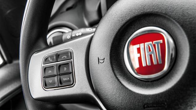 Volante com comandos de som e do computador de bordo | <a href="https://quatrorodas.abril.com.br/carros/impressoes/fiat-uno-evolution-1-4-802577.shtml" target="_blank" rel="migration">Leia mais</a> Volante com comandos de som e do computador de bordo | <a href="https://quatrorodas.abril.com.br/carros/impressoes/fiat-uno-evolution-1-4-802577.shtml" target="_blank" rel="migration">Leia mais</a>