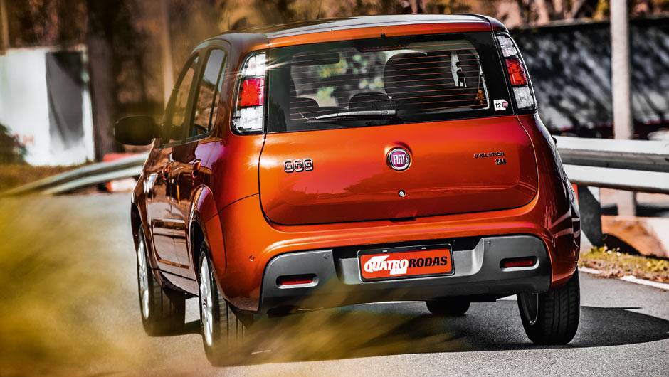 Para choque tem lentes reflexivas na parte central | <a href="https://quatrorodas.abril.com.br/carros/impressoes/fiat-uno-evolution-1-4-802577.shtml" target="_blank" rel="migration">Leia mais</a>