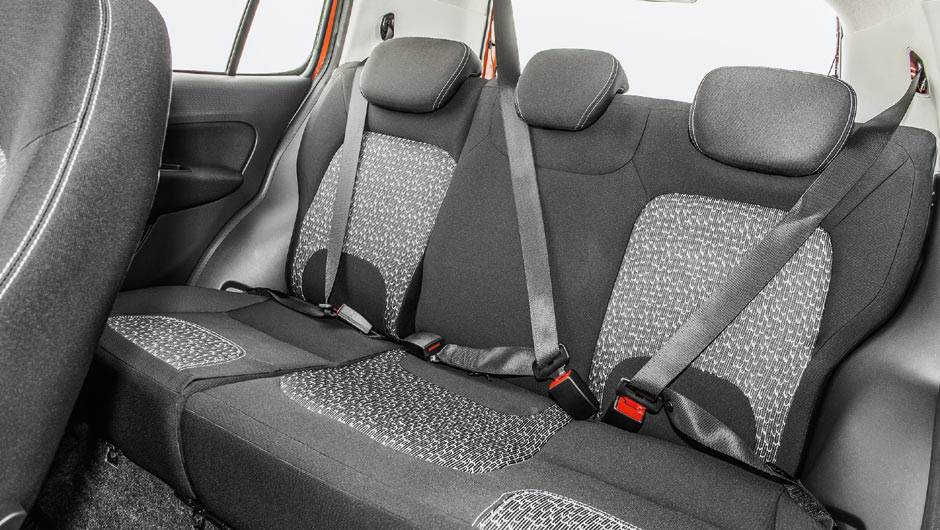 Cinto de tr&ecirc;s pontos na posi&ccedil;&atilde;o central traseira &eacute; opcional | <a href="https://quatrorodas.abril.com.br/carros/impressoes/fiat-uno-evolution-1-4-802577.shtml" target="_blank" rel="migration">Leia mais</a>