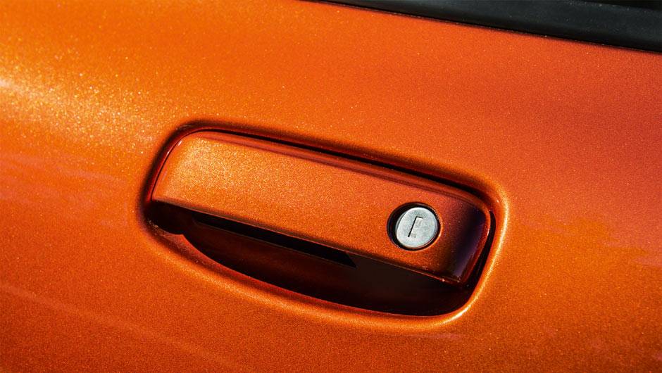 Fechadura foi incorporada &agrave; ma&ccedil;aneta | <a href="https://quatrorodas.abril.com.br/carros/impressoes/fiat-uno-evolution-1-4-802577.shtml" target="_blank" rel="migration">Leia mais</a>