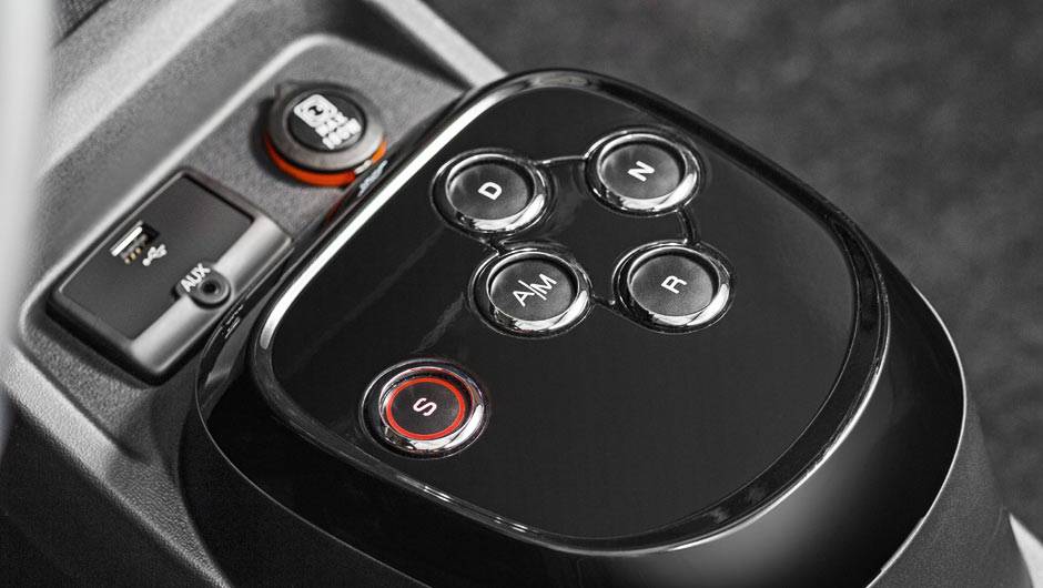 ... ou alavanca no volante | <a href="https://quatrorodas.abril.com.br/carros/impressoes/fiat-uno-evolution-1-4-802577.shtml" target="_blank" rel="migration">Leia mais</a>