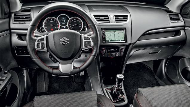 Interior é bem-equipado, mas não deixa de ser frugal. Acabamento de plástico por todo lado é simples | <a href="https://quatrorodas.abril.com.br/carros/testes/suzuki-swift-sport-r-798745.shtml" rel="migration">Leia mais</a>