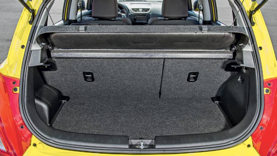 Volume do porta-malas é de 210 litros | <a href="https://quatrorodas.abril.com.br/carros/testes/suzuki-swift-sport-r-798745.shtml" rel="migration">Leia mais</a>