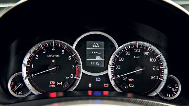 Painel de instrumentos favorece a leitura do conta-giros | <a href="https://quatrorodas.abril.com.br/carros/testes/suzuki-swift-sport-r-798745.shtml" rel="migration">Leia mais</a> Painel de instrumentos favorece a leitura do conta-giros | <a href="https://quatrorodas.abril.com.br/carros/testes/suzuki-swift-sport-r-798745.shtml" rel="migration">Leia mais</a>