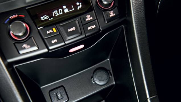 Há porta USB, tomada de 12 volts, lavador de faróis e
| <a href="https://quatrorodas.abril.com.br/carros/testes/suzuki-swift-sport-r-798745.shtml" rel="migration">Leia mais</a> Há porta USB, tomada de 12 volts, lavador de faróis e
| <a href="https://quatrorodas.abril.com.br/carros/testes/suzuki-swift-sport-r-798745.shtml" rel="migration">Leia mais</a>