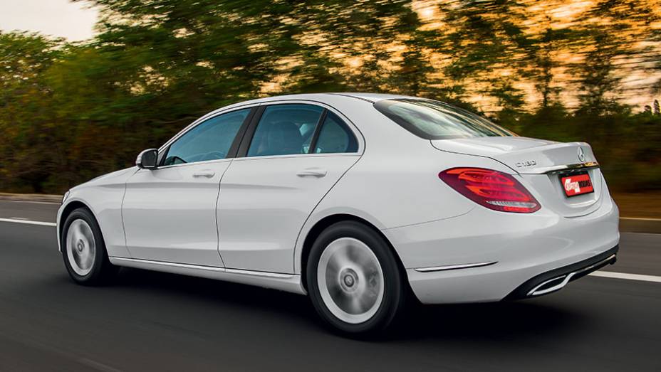 Lanterna dá o toque clássico e remete ao luxuoso Classe S | <a href="https://quatrorodas.abril.com.br/carros/comparativos/mercedes-c-180-x-bmw-320i-active-flex-812777.shtml" target="_blank" rel="migration">Leia mais</a>