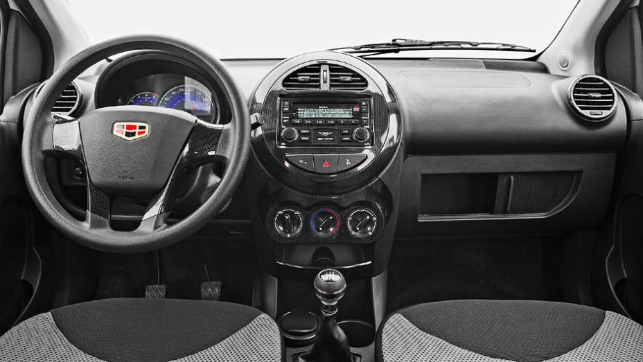 Painel sem rebarbas, mas falta refinamento | <a href="http://quatrorodas.abril.com.br/carros/impressoes/geely-gc2-807221.shtml" target="_blank" rel="migration">Leia mais</a>