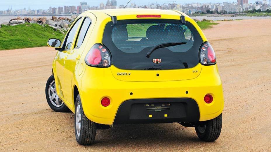 Lanterna traseira imita pegada do Panda | <a href="http://quatrorodas.abril.com.br/carros/impressoes/geely-gc2-807221.shtml" target="_blank" rel="migration">Leia mais</a>