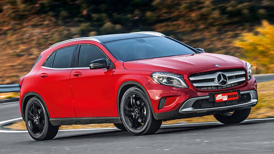 GLA Black Edition mistura frisos cromados e prateados com rodas e retrovisores pretos | <a href="https://quatrorodas.abril.com.br/carros/testes/mercedes-benz-gla-200-809255.shtml" rel="migration">Leia mais</a>