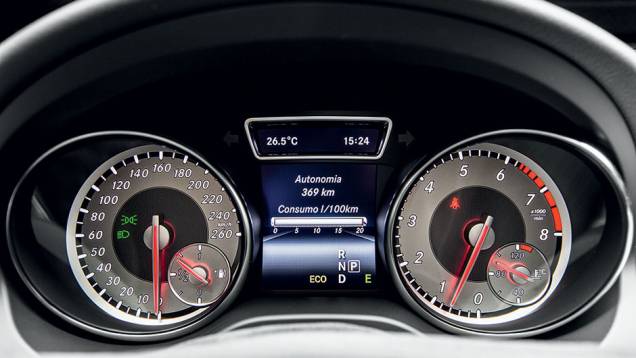No visor central, o motorista pode acompanhar o consumo instantâneo do carro | <a href="http://quatrorodas.abril.com.br/carros/testes/mercedes-benz-gla-200-809255.shtml" rel="migration">Leia mais</a>