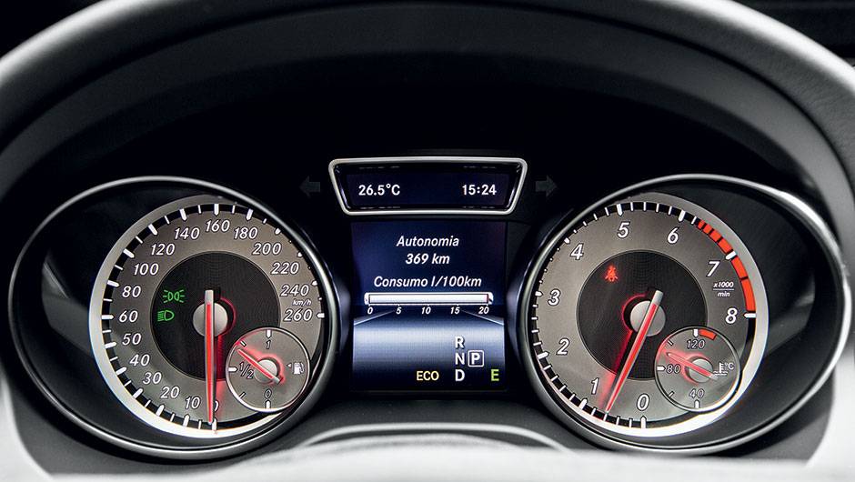 No visor central, o motorista pode acompanhar o consumo instant&acirc;neo do carro | <a href="https://quatrorodas.abril.com.br/carros/testes/mercedes-benz-gla-200-809255.shtml" rel="migration">Leia mais</a>