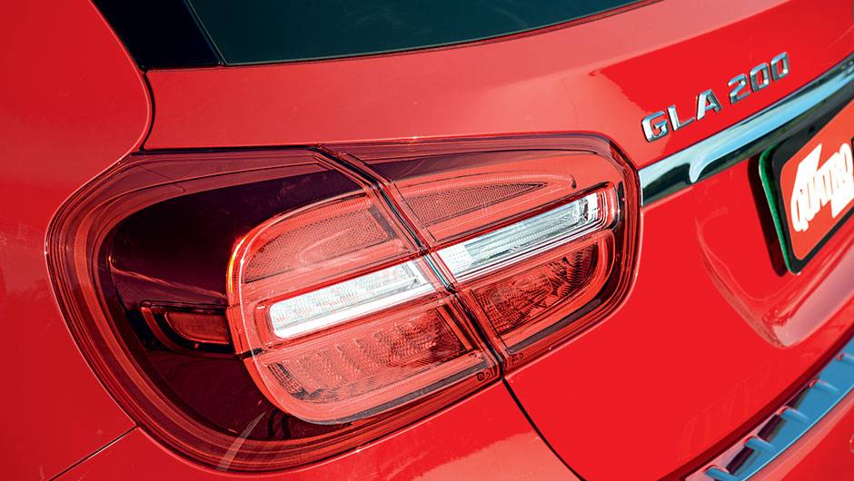 Por qualquer &acirc;ngulo que se olhe, as lanternas se destacam na traseira | <a href="https://quatrorodas.abril.com.br/carros/testes/mercedes-benz-gla-200-809255.shtml" rel="migration">Leia mais</a>