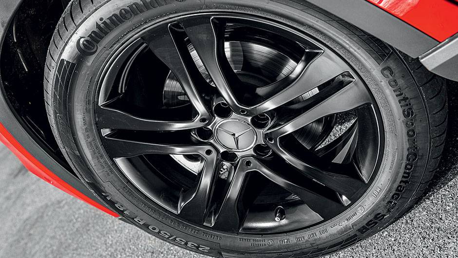 GLA 200 tem rodas de liga leve e pneus 235/50 R18 em todas as vers&otilde;es | <a href="https://quatrorodas.abril.com.br/carros/testes/mercedes-benz-gla-200-809255.shtml" rel="migration">Leia mais</a>