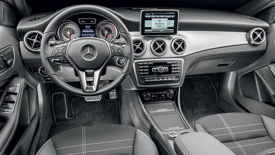 Para que o painel do GLA tivesse um visual diferente do instalado no Classe A, a Mercedes providenciou uma faixa central de alumínio | <a href="https://quatrorodas.abril.com.br/carros/testes/mercedes-benz-gla-200-809255.shtml" rel="migration">Leia mais</a>