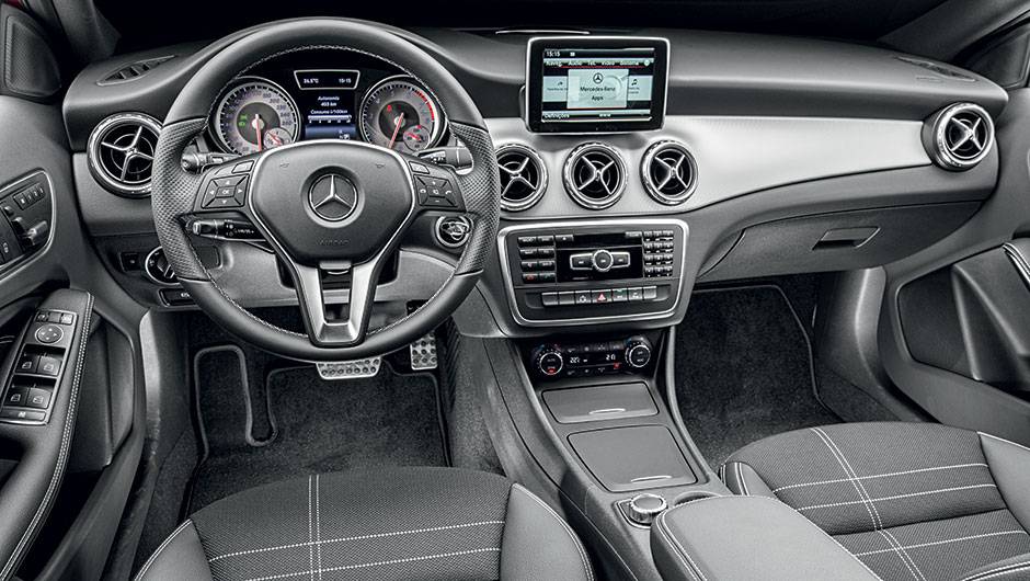 Para que o painel do GLA tivesse um visual diferente do instalado no Classe A, a Mercedes providenciou uma faixa central de alum&iacute;nio | <a href="https://quatrorodas.abril.com.br/carros/testes/mercedes-benz-gla-200-809255.shtml" rel="migration">Leia mais</a>