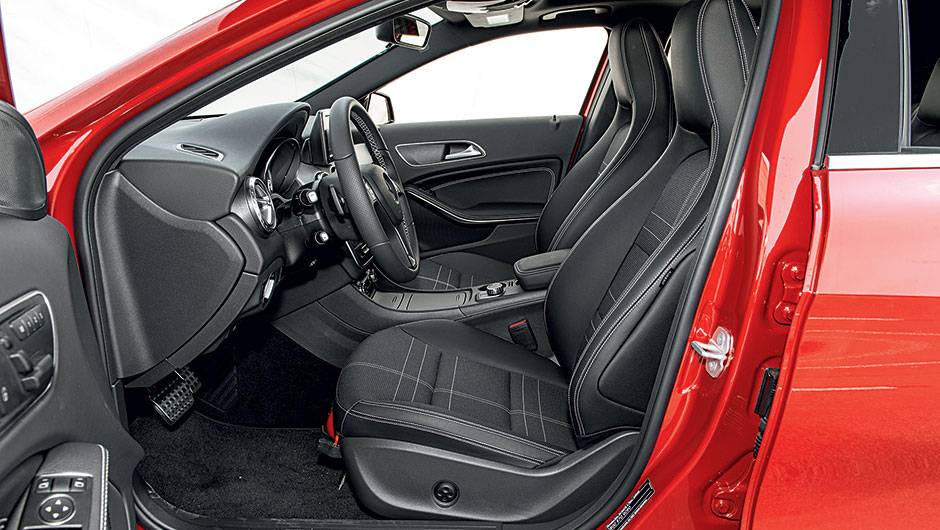 O assento do motorista tem ajustes el&eacute;tricos | <a href="https://quatrorodas.abril.com.br/carros/testes/mercedes-benz-gla-200-809255.shtml" rel="migration">Leia mais</a>