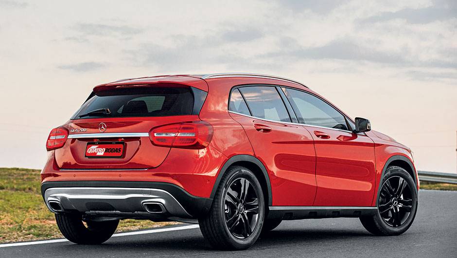 Aerof&oacute;lio no teto ajuda a melhorar o rendimento do GLA na estrada | <a href="https://quatrorodas.abril.com.br/carros/testes/mercedes-benz-gla-200-809255.shtml" rel="migration">Leia mais</a>