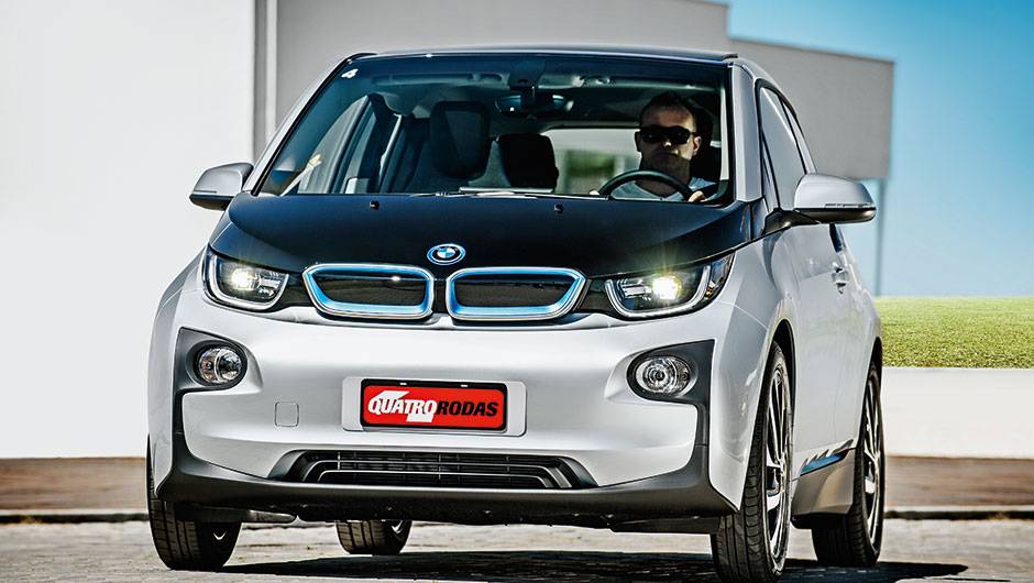 Sem radiador, o i3 tem s&oacute; uma refer&ecirc;ncia de grade dianteira | <a href="https://quatrorodas.abril.com.br/carros/impressoes/bmw-i3-809257.shtml" target="_blank" rel="migration">Leia mais</a>