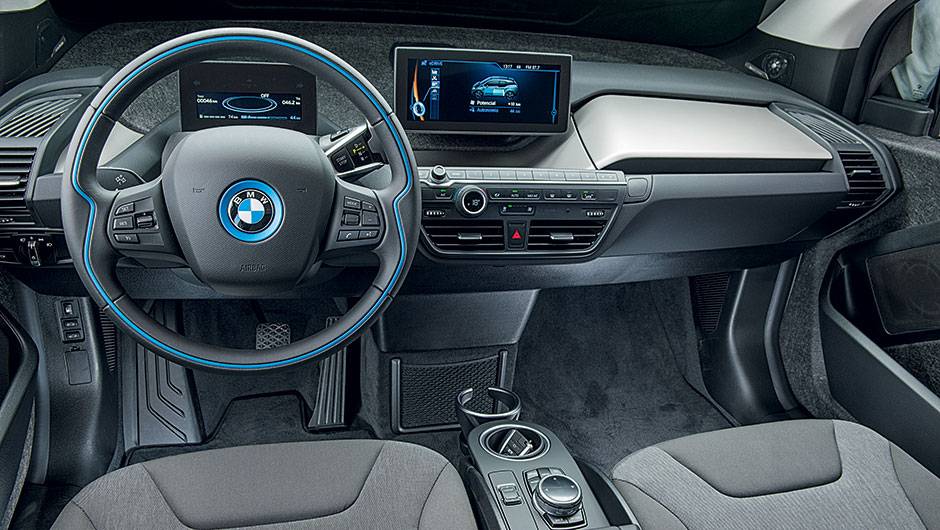 A BMW selecionou materiais leves e ambientalmente amig&aacute;veis. o pl&aacute;stico foi substitu&iacute;do por placas de Kenaf, uma fibra de origem vegetal | <a href="https://quatrorodas.abril.com.br/carros/impressoes/bmw-i3-809257.shtml" target="_blank" rel="migration">Leia mais</a>