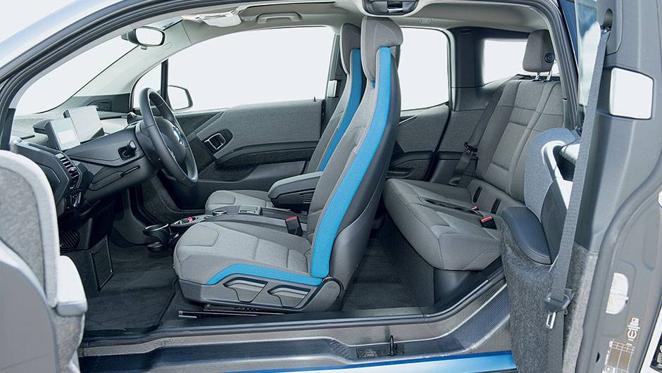 Acesso facilitado pelas portas-suicidas e pela pouca espessura dos bancos | <a href="https://quatrorodas.abril.com.br/carros/impressoes/bmw-i3-809257.shtml" target="_blank" rel="migration">Leia mais</a>