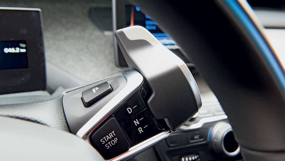 O c&acirc;mbio fica junto ao volante | <a href="https://quatrorodas.abril.com.br/carros/impressoes/bmw-i3-809257.shtml" target="_blank" rel="migration">Leia mais</a>