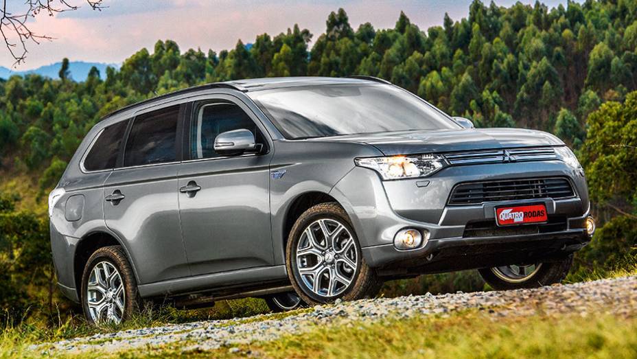 Outlander encara o off-road sem usar gasolina | <a href="https://quatrorodas.abril.com.br/carros/impressoes/mitsubishi-outlander-phev-809197.shtml" target="_blank" rel="migration">Leia mais</a>