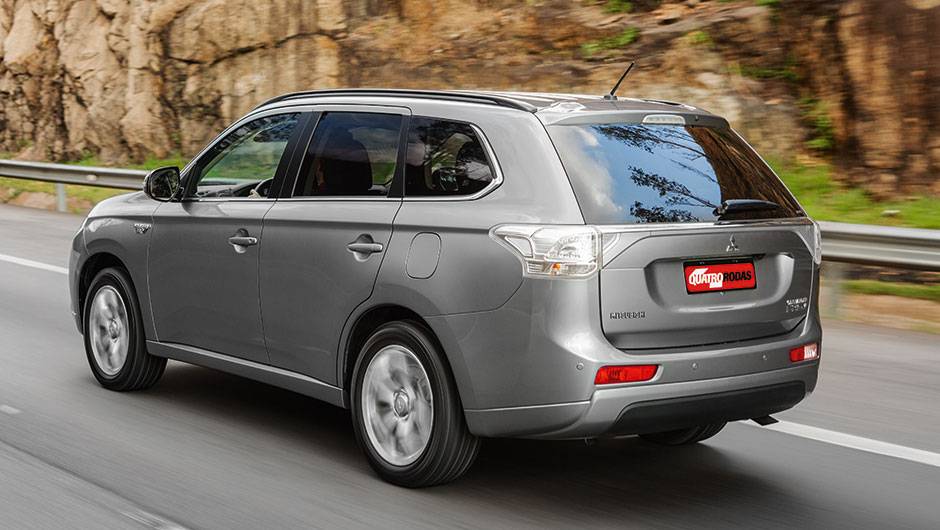 Visual do h&iacute;brido &eacute; quase igual ao convencional | <a href="https://quatrorodas.abril.com.br/carros/impressoes/mitsubishi-outlander-phev-809197.shtml" target="_blank" rel="migration">Leia mais</a>
