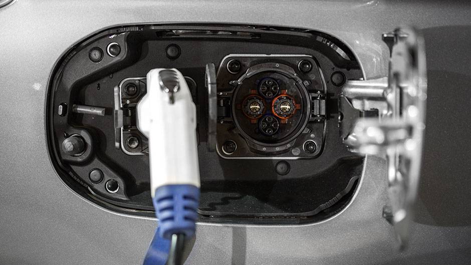 H&aacute; dois engates de carga: residencial e r&aacute;pido. Em 30 minutos, 80% da bateria pode ser recarregada | <a href="https://quatrorodas.abril.com.br/carros/impressoes/mitsubishi-outlander-phev-809197.shtml" target="_blank" rel="migration">Leia mais</a>