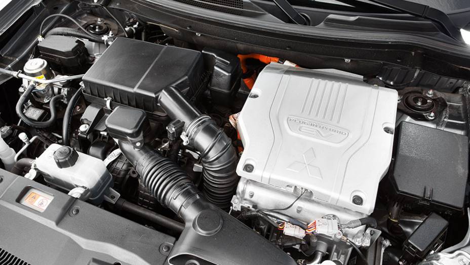 Motor 2.0 a gasolina é o mesmo do Lancer | <a href="https://quatrorodas.abril.com.br/carros/impressoes/mitsubishi-outlander-phev-809197.shtml" target="_blank" rel="migration">Leia mais</a>