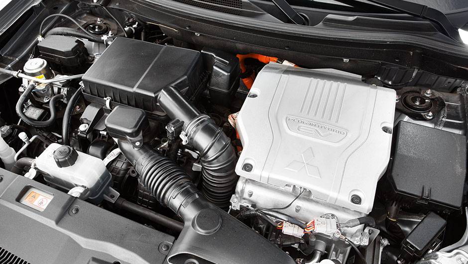 Motor 2.0 a gasolina &eacute; o mesmo do Lancer | <a href="https://quatrorodas.abril.com.br/carros/impressoes/mitsubishi-outlander-phev-809197.shtml" target="_blank" rel="migration">Leia mais</a>