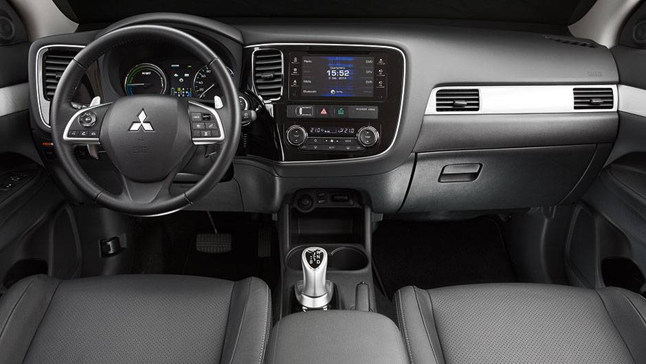Tela do sistema multim&iacute;dia pode ser operada como um tablet | <a href="https://quatrorodas.abril.com.br/carros/impressoes/mitsubishi-outlander-phev-809197.shtml" target="_blank" rel="migration">Leia mais</a>