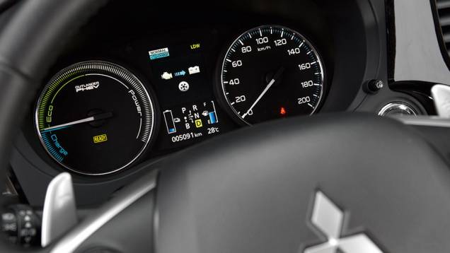 Quadro de alta definição indica o nível de carga da bateria | <a href="https://quatrorodas.abril.com.br/carros/impressoes/mitsubishi-outlander-phev-809197.shtml" target="_blank" rel="migration">Leia mais</a>