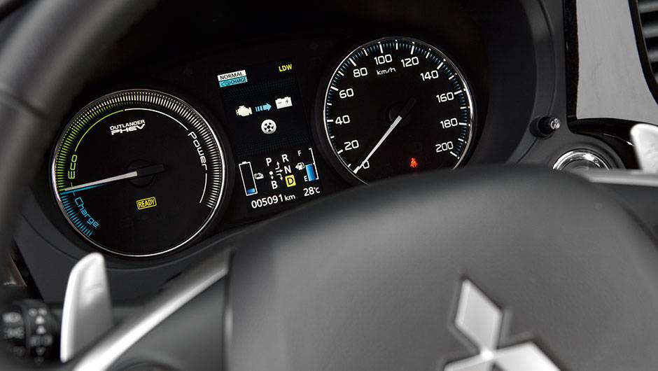 Quadro de alta defini&ccedil;&atilde;o indica o n&iacute;vel de carga da bateria | <a href="https://quatrorodas.abril.com.br/carros/impressoes/mitsubishi-outlander-phev-809197.shtml" target="_blank" rel="migration">Leia mais</a>