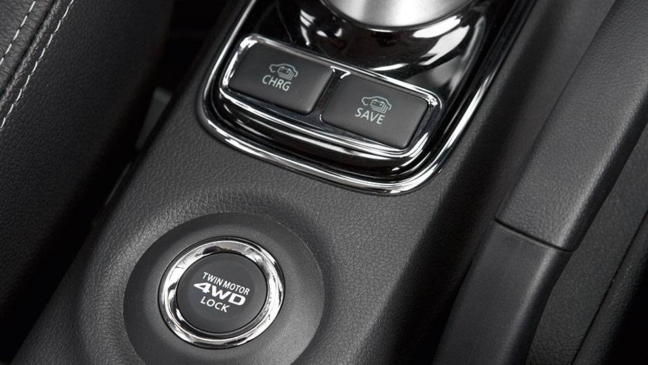 Bot&atilde;o aciona a tra&ccedil;&atilde;o 4x4 | <a href="https://quatrorodas.abril.com.br/carros/impressoes/mitsubishi-outlander-phev-809197.shtml" target="_blank" rel="migration">Leia mais</a>