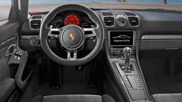 Console central elevado reforça a sensação de cockpit | <a href="https://quatrorodas.abril.com.br/carros/impressoes/quarteto-porsche-809637.shtml" target="_blank" rel="migration">Leia mais</a>