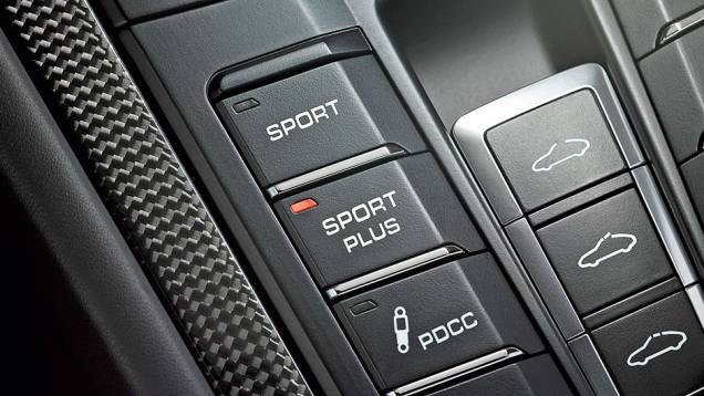 Controle de largada funciona com o modo Sport Plus ativo | <a href="https://quatrorodas.abril.com.br/carros/impressoes/quarteto-porsche-809637.shtml" target="_blank" rel="migration">Leia mais</a>