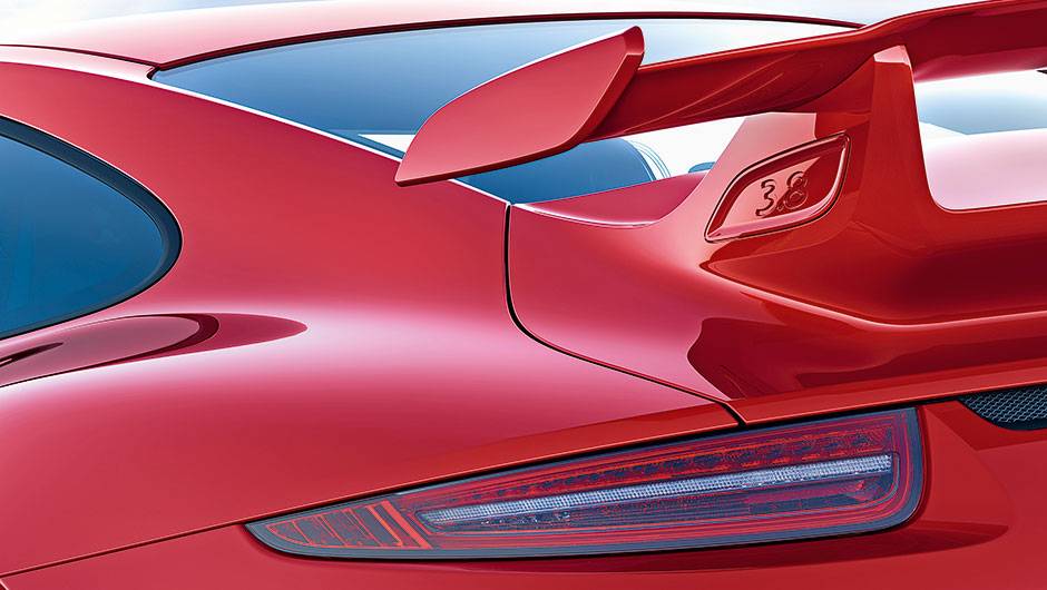 Aerof&oacute;lio com a cilindrada do motor (3.8): s&oacute; o GT3 tem | <a href="https://quatrorodas.abril.com.br/carros/impressoes/quarteto-porsche-809637.shtml" target="_blank" rel="migration">Leia mais</a>