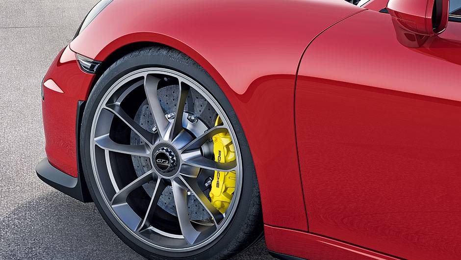 Opcional de pista: porca &uacute;nica, do tipo cubo r&aacute;pido | <a href="https://quatrorodas.abril.com.br/carros/impressoes/quarteto-porsche-809637.shtml" target="_blank" rel="migration">Leia mais</a>