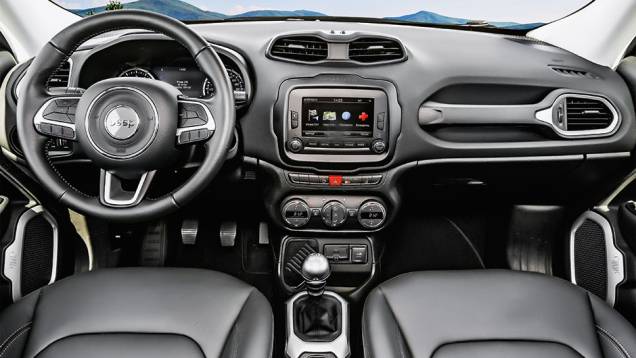 Volante multifuncional cheio de botões e apoio de mão para encarar o off-road | <a href="https://quatrorodas.abril.com.br/carros/impressoes/jeep-renegade-808905.shtml" target="_blank" rel="migration">Leia mais</a> Volante multifuncional cheio de botões e apoio de mão para encarar o off-road | <a href="https://quatrorodas.abril.com.br/carros/impressoes/jeep-renegade-808905.shtml" target="_blank" rel="migration">Leia mais</a>